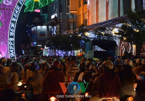 Đường Nguyễn Huệ cũng xảy ra tình trạng tương tự. Đường Nguyễn Huệ cũng xảy ra tình trạng tương tự