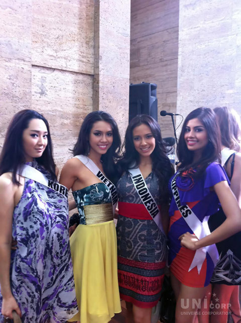 Hoàng My khi đi mua sắm cùng các thí sinh