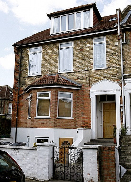 Căn nhà ở London của Leona.