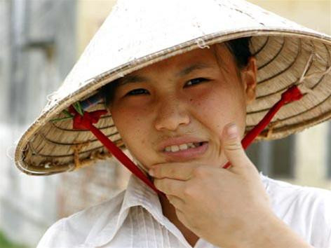 Gạt vội những giọt mồ hôi trên khuôn mặt, nữ thủ khoa 30 điểm lại cặm cụi đẩy xe bò chở thuê gạch, cát cùng mẹ. Ảnh : Hồng Vĩnh Gạt vội những giọt mồ hôi trên khuôn mặt, nữ thủ khoa 30 điểm lại cặm cụi đẩy xe bò chở thuê gạch, cát cùng mẹ. Ảnh : Hồng Vĩnh