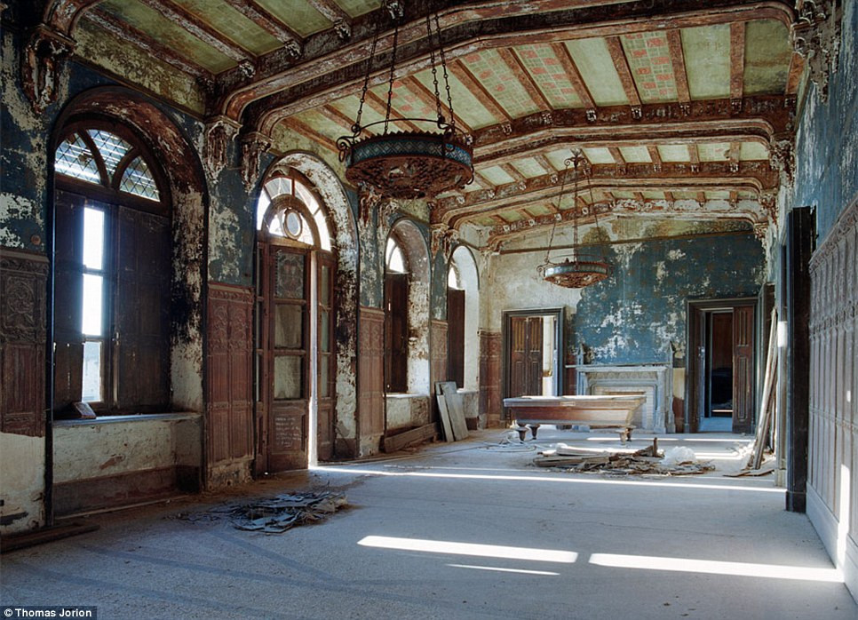 Sự khang trang, quyền quý trước đây đã bị đổ nát