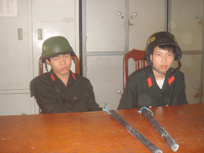 Hai học sinh giả cảnh sát cơ động bị bắt giữ hồi tháng 11-2010