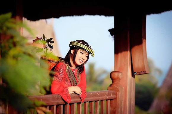 Với trang phục dân tộc, hot girl Uyên Vy - gương mặt khá nổi của Nha Trang đã hóa thân vào nhân vật Mỵ trong tác phẩm Vợ chồng A Phủ. 