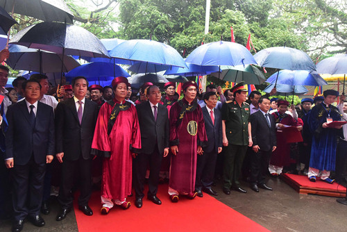 Thủ tướng và người dân đội mưa dâng hương các Vua Hùng ảnh 3