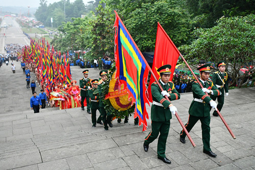 Thủ tướng và người dân đội mưa dâng hương các Vua Hùng ảnh 1