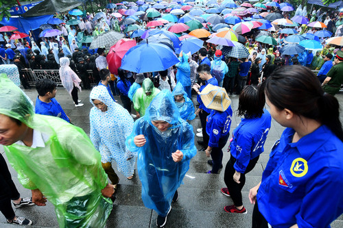 Thủ tướng và người dân đội mưa dâng hương các Vua Hùng ảnh 4