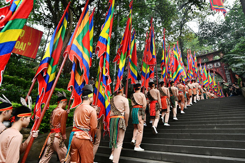 Thủ tướng và người dân đội mưa dâng hương các Vua Hùng ảnh 2