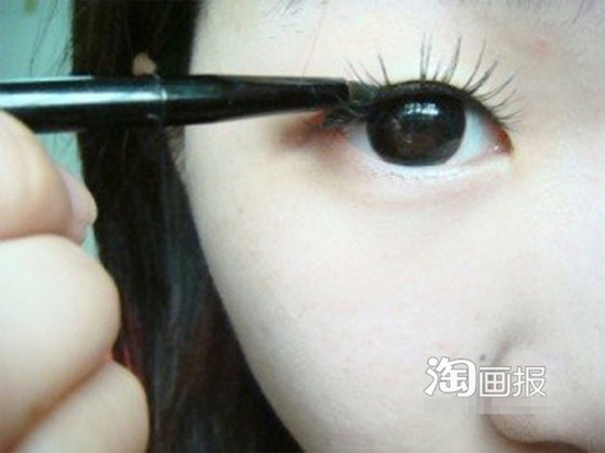 Mắt nhìn xuống và tiếp tục kẻ một đường viền đen trên ở gần miếng dính mắt thứ nhất