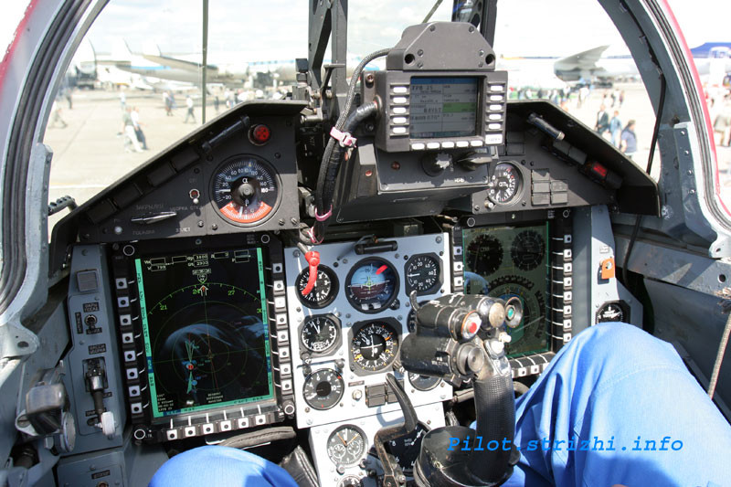 Phía trước cabin phi công