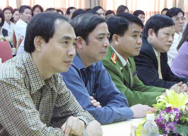 Lãnh đạo bệnh viện Phụ sản trong cuộc gặp chiều nay, 10 - 11. Ảnh: Lãng Phong