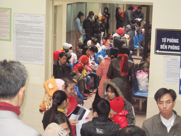 Kẻ gian thường trà trộn vào đám đông xếp hàng khám bệnh để trộm cắp. Ảnh: Th.Hà