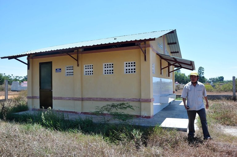 Ngoài nhà vệ sinh được thông tin là xây dựng hết 560 triệu đồng ở trường Tiểu học Đức Thắng