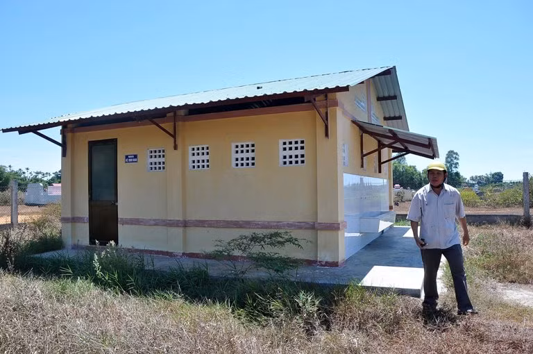 Ngoài nhà vệ sinh được thông tin là xây dựng hết 560 triệu đồng ở trường Tiểu học Đức Thắng