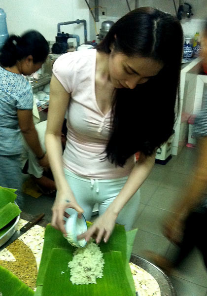 Kế đến là phần cơm nếp ngoài cùng của bánh.