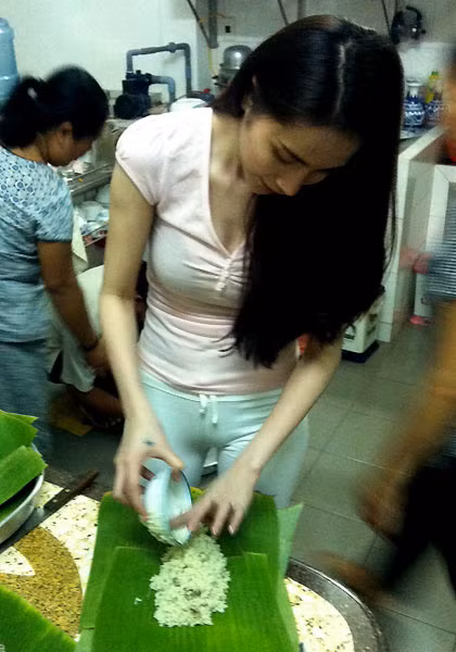 Kế đến là phần cơm nếp ngoài cùng của bánh.