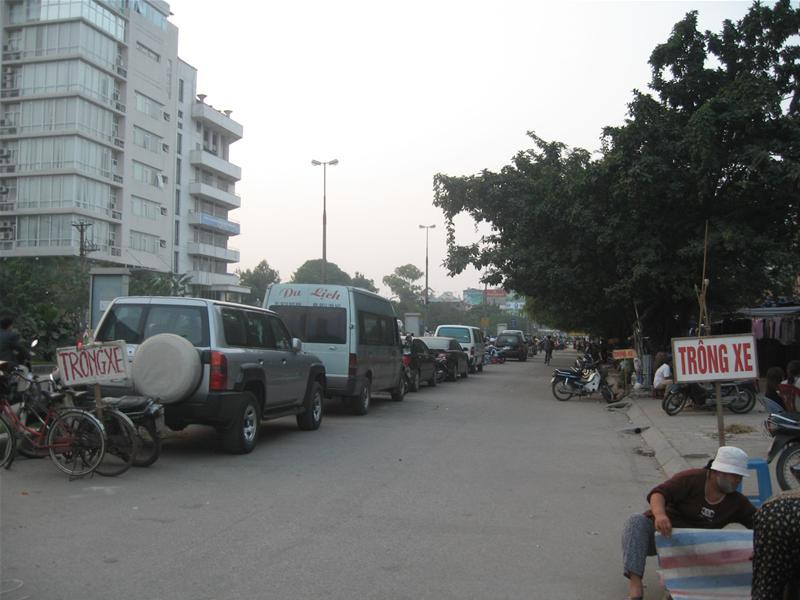 Làn đường thành điểm trông xe trên đường Đào Duy Anh.