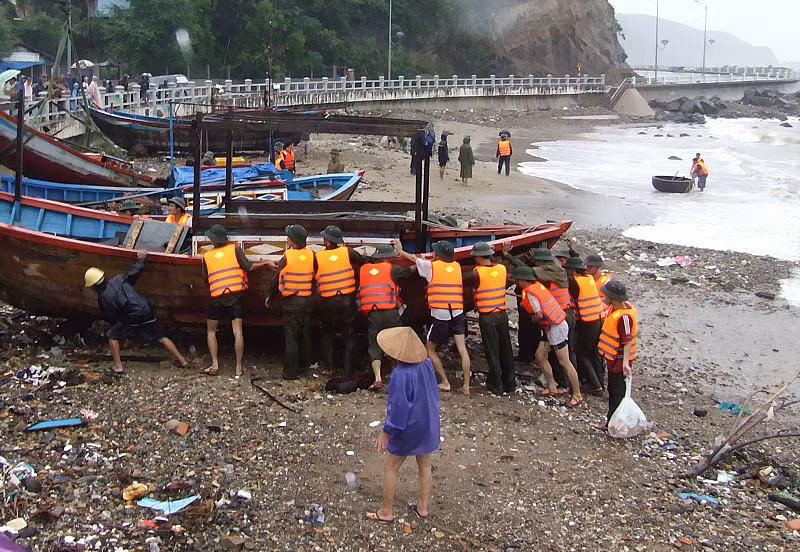 Bộ đội giúp dân đưa tàu thuyền lên bờ ở khu vực Núi Một, phường Vĩnh Hoà, Nha Trang. Ảnh : Đình Quân Bộ đội giúp dân đưa tàu thuyền lên bờ ở khu vực Núi Một, phường Vĩnh Hoà, Nha Trang. Ảnh : Đình Quân