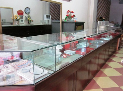 Bên trong cửa hàng bán vàng ở thị trấn Phú Minh