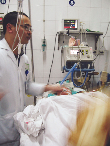 Bệnh nhi H.B đang hôn mê được điều trị tại khoa Cấp cứu BV Việt Đức . Bệnh nhi H.B đang hôn mê được điều trị tại khoa Cấp cứu BV Việt Đức