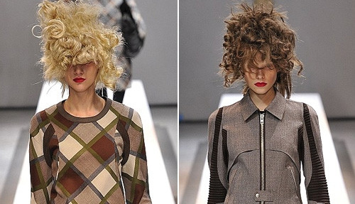 1. Chân dài Cara Delevingne xuất hiện trong show thời trang của Jean Paul Gaultier với kiểu tóc "mullet" (phía trước ngắn và phía sau dài). Tuy nhiên, bộ tóc giả lại lệch tông màu với tóc thật, khiến cô nàng trông càng ngổ ngáo. Với biểu cảm khuôn mặt nghiêm trang, thậm chí dữ dằn của người mẫu, thật không khó để nhận ra cá tính nổi loạn trong BST của Jean Paul Gaultier. Với Jean Paul Gaultier, kiểu tóc không quyết định trang phục bạn mặc trên người bởi vì chúng có thể là hai thái cực trái ngược nhau. 2. Kiểu tóc của Af Vandervorst có lẽ "độc" nhất và khó áp dụng nhất khi khuôn mặt của người mẫu bị giấu đi hoàn toàn, chỉ hở bờ môi đỏ mọng quyến rũ. Với một lớp tóc mái dài và dày như thế này che kín mặt, bạn sẽ chẳng thể nào bước đi cũng như gặp gỡ, trò chuyện với bất kỳ ai. Vì thế, đây là kiểu tóc chỉ có thể ngắm hoặc nếu có áp dụng thì phải theo một phiên bản khác. 3. Trong khi đó, người mẫu của Haider Ackermann xuất hiện trên đường băng với kiểu tóc búi - rối rắm và luộm thuộm. 4. Rick Owens không chỉ "quái" ở trang phục mà còn "quái" ở kiểu tóc cũng như trang điểm của người mẫu. Kiểu tóc "điện giật" có vẻ không bình thường nhưng biết đâu lại lọt vào mắt xanh của những cô nàng thích phong cách hoang dã. Dàn chân dài xuất hiện như những bóng ma vật vờ trên sàn catwalk. 5. Với Junya Watanabe, tóc "tổ quạ" mới là mốt của mùa thu - đông 2013, vừa ấm áp lại rất ấn tượng. Bạn có thể tạo nhiều kiểu "tổ quạ" khác nhau. 6. Givenchy lôi cuốn người xem bằng những kiểu tóc xoăn cuộn tròn nhiều màu sắc, giống như những viên kẹo ngọt ngào. Kiểu tóc này khiến nhiều người liên tưởng đến những chiếc mũ bơi.