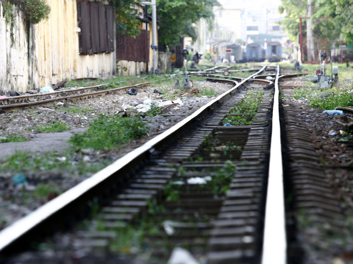 Và đường ray khổ 1m của đường sắt Việt Nam hiện nay đang sử dụng . Ảnh: Hồng Vĩnh Và đường ray khổ 1m của đường sắt Việt Nam hiện nay đang sử dụng