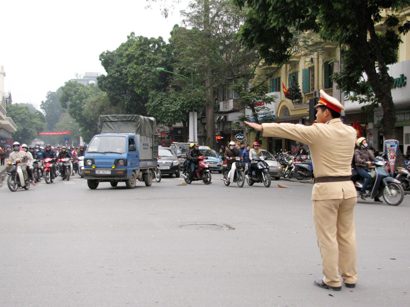 Lực lượng CSGT và công an phường khu vực được bố trí khắp các ngã tư quanh Hồ Gươm để điều tiết giao thông
