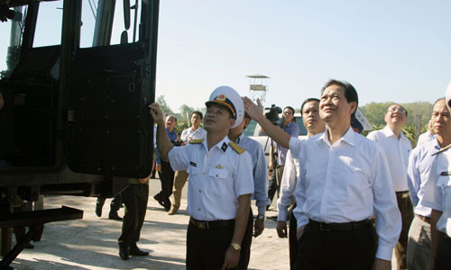 Thủ tướng quan sát hệ thống tên lửa bảo vệ vùng biển
