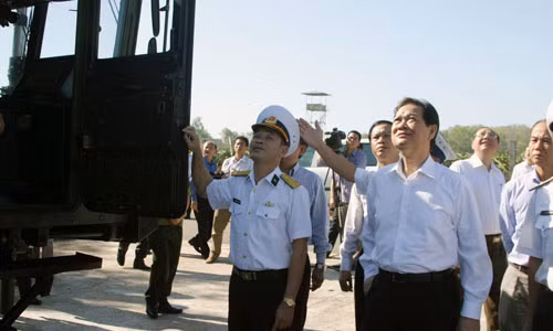 Thủ tướng quan sát hệ thống tên lửa bảo vệ vùng biển