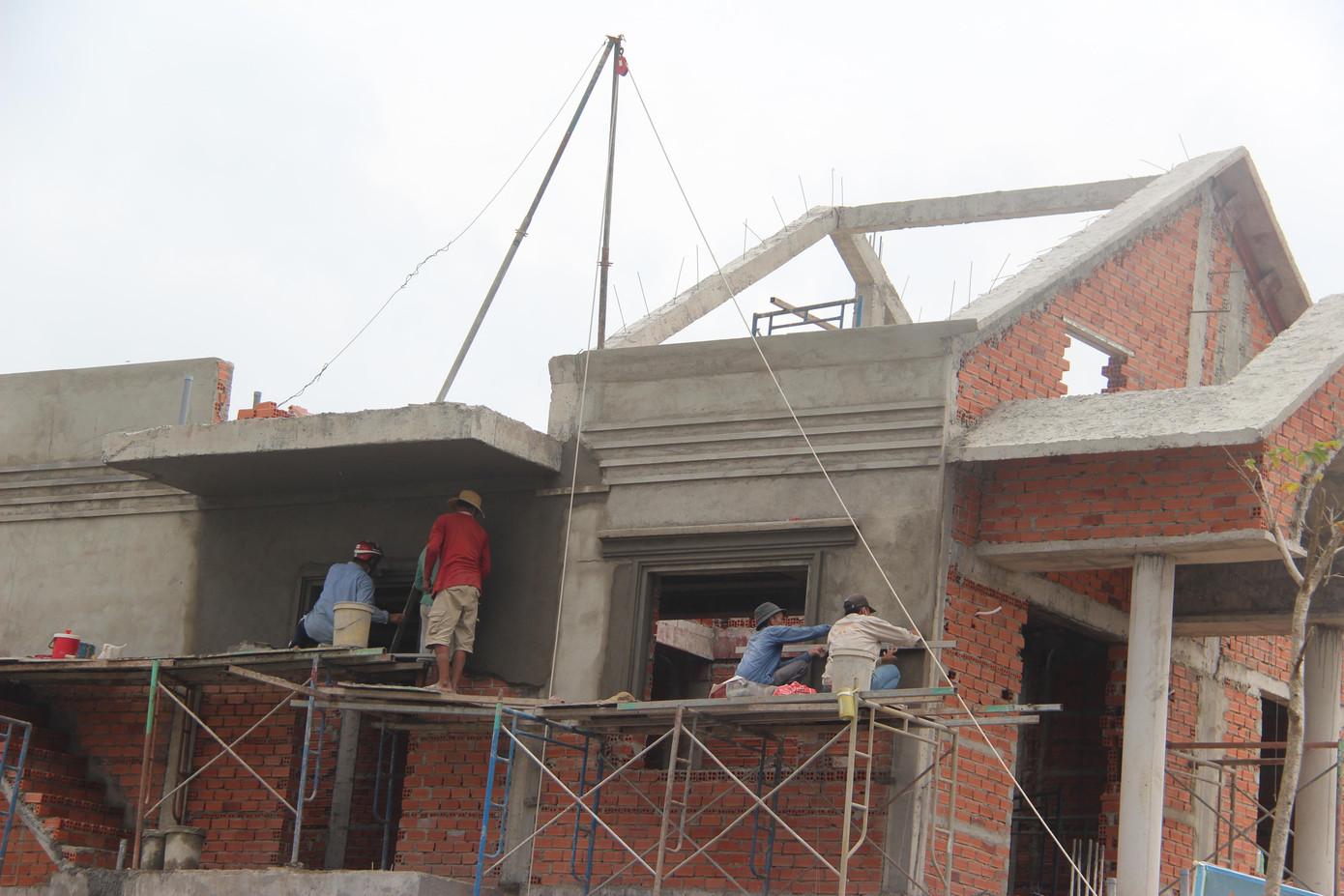 Người dân đang xây nhà tại khu tái định cư Người dân đang xây nhà tại khu tái định cư