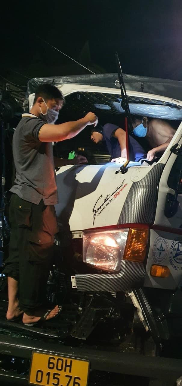 Giải cứu tài xế bị mắc kẹt