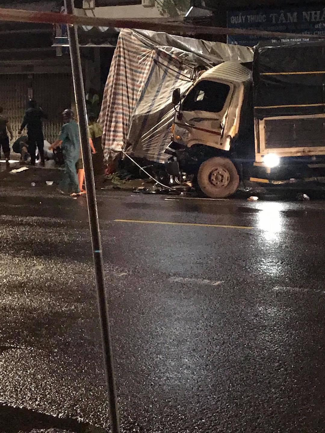 Xe tải đâm vào chốt kiểm soát