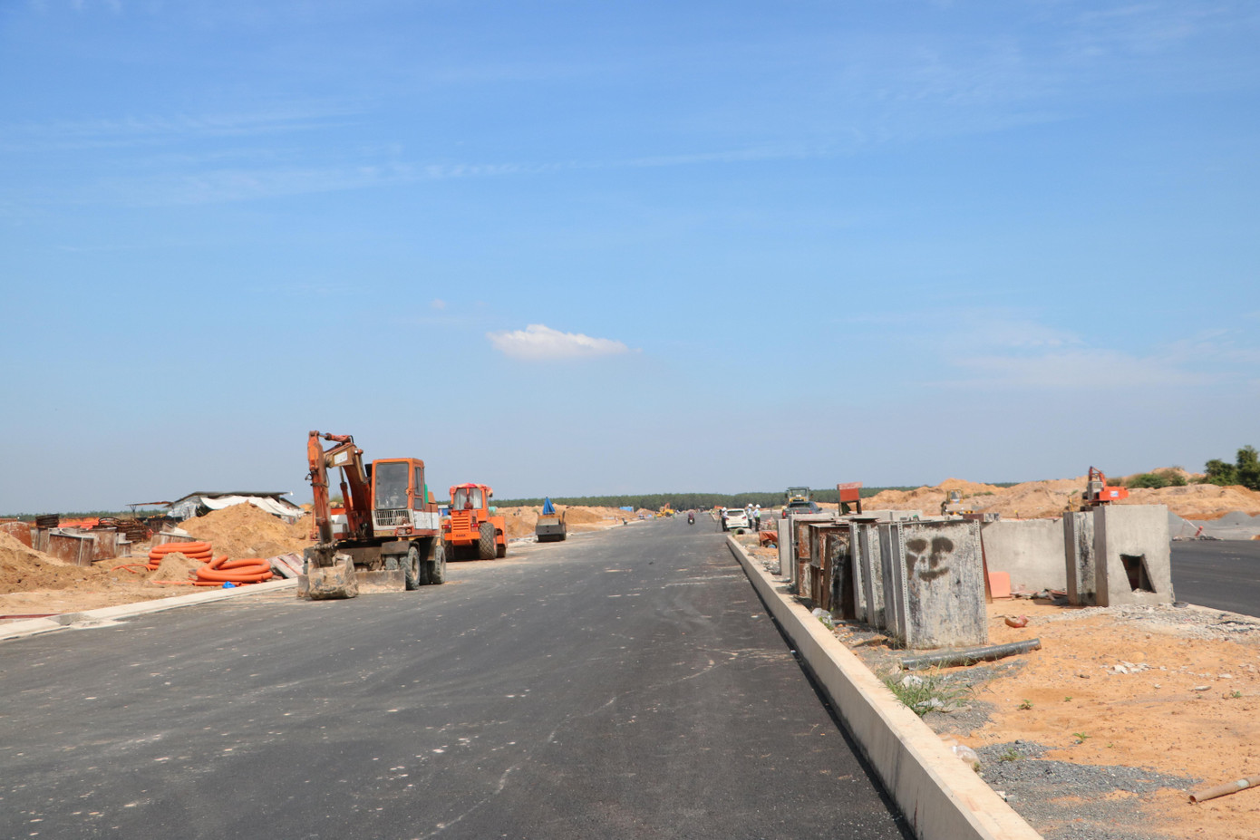 Một khu vực khu tái định cư đang được hoàn thiện Một khu vực khu tái định cư đang được hoàn thiện