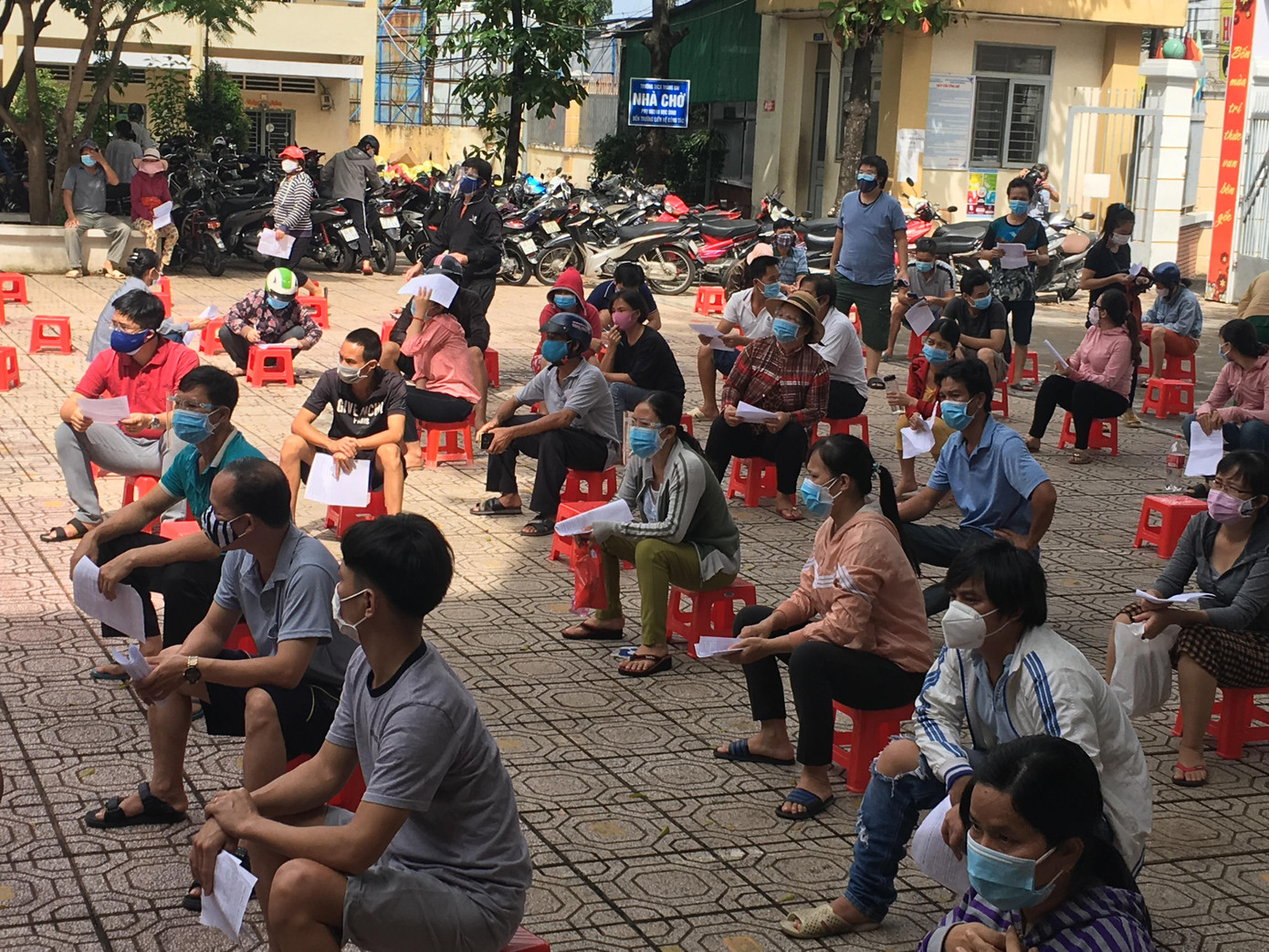 Nguời dân ở phường Trảng Dài, TP Biên Hoà đến điểm tiêm vắc xin Nguời dân ở phường Trảng Dài, TP Biên Hoà đến điểm tiêm vắc xin