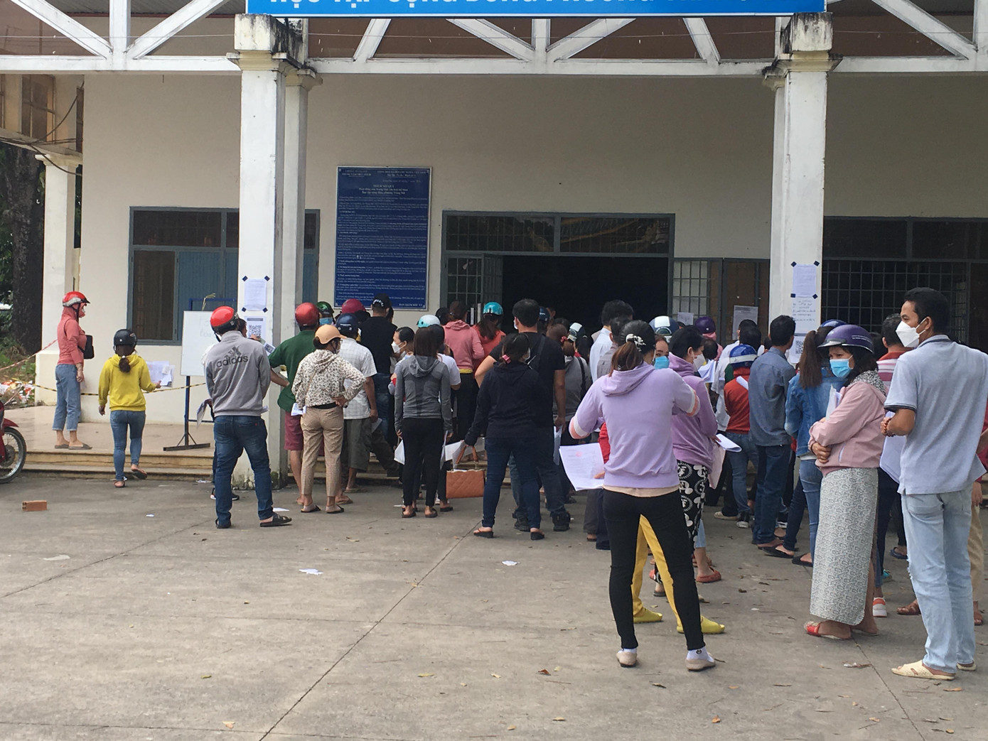 Người dân khỏi bệnh đến làm thủ tục bảo hiểm xã hội tại các khu phố Người dân khỏi bệnh đến làm thủ tục bảo hiểm xã hội tại các khu phố