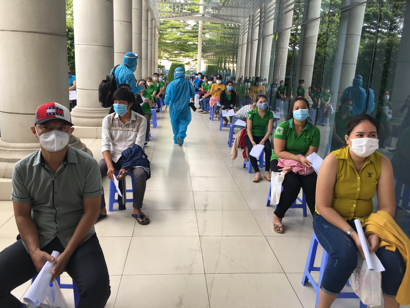 Công nhân chờ tiêm vắc xin ở công ty