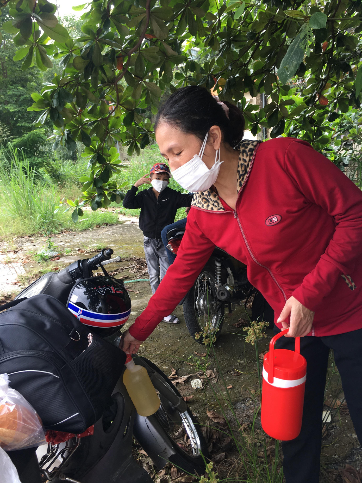 Chị Hạnh đi xe máy về quê ở Đắk Lắk không quên mang theo bình xăng dự phòng Chị Hạnh đi xe máy về quê ở Đắk Lắk không quên mang theo bình xăng dự phòng