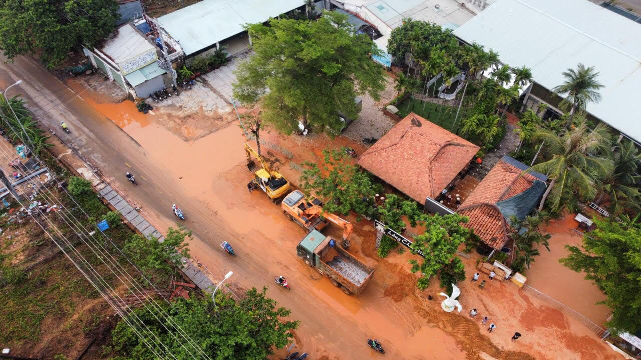 Trong ngày 21/4 nhiều nhân công cùng xe máy được đưa đến hiện trường thu dọn cát, khắc phục hậu quả. Trong ngày 21/4 nhiều nhân công cùng xe máy được đưa đến hiện trường thu dọn cát, khắc phục hậu quả.