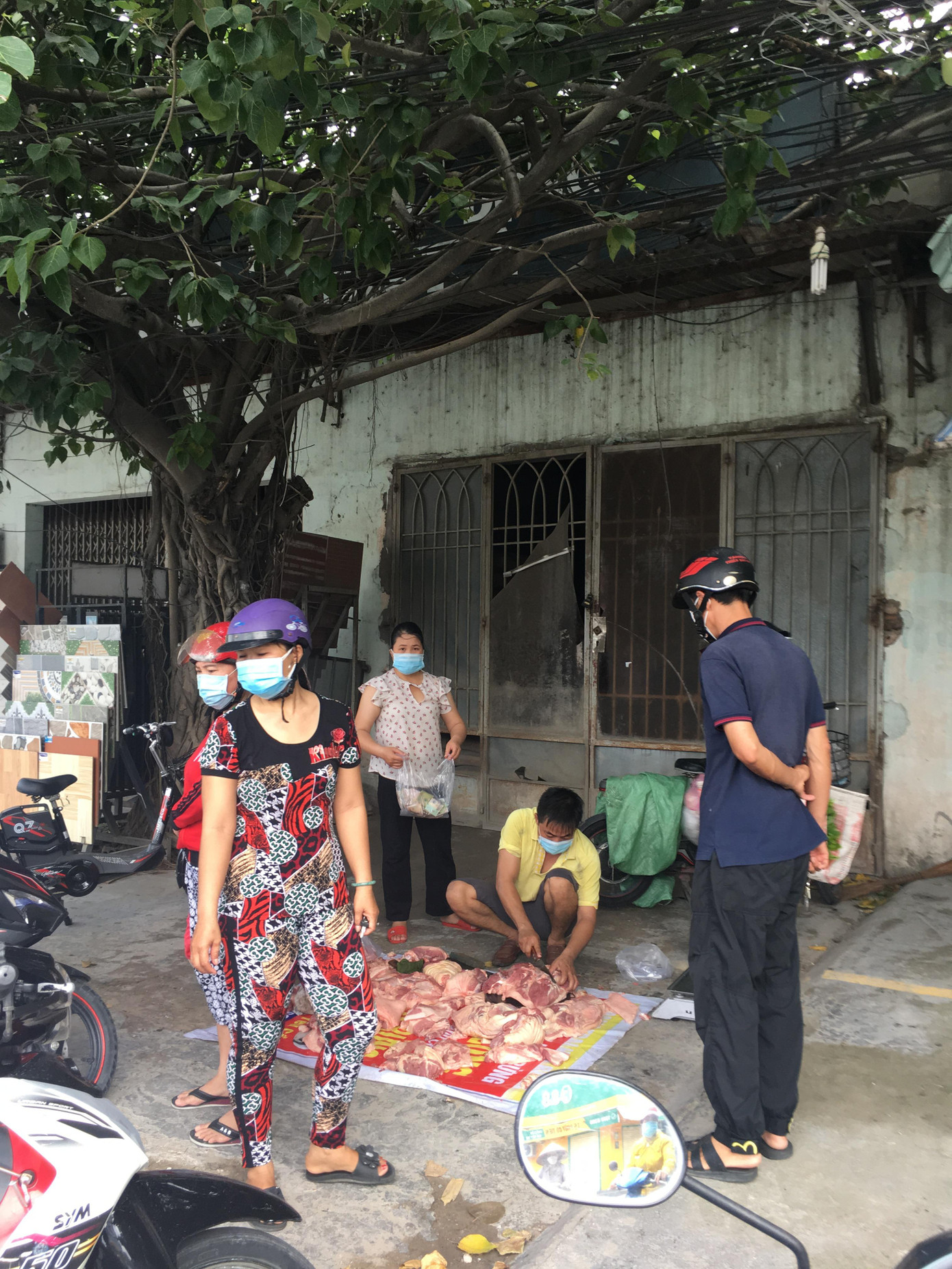 Một số người dân tranh thủ “lách né” sự kiểm tra của cơ quan chức năng để bán các mặt hàng thiết yếu