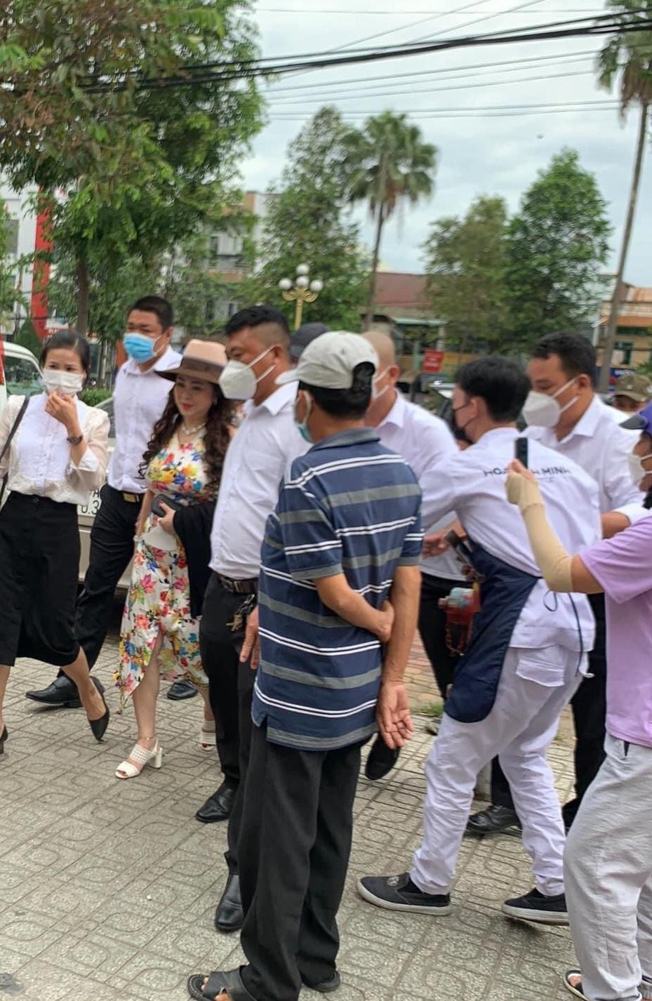 Bà Hằng đến cơ quan công an làm việc sáng 25/11. Bà Hằng đến cơ quan công an làm việc sáng 25/11.