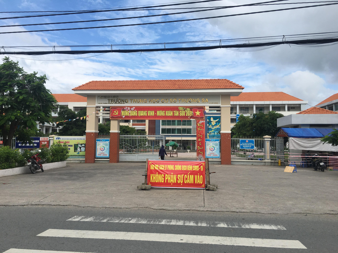 Một trường học trong phường được sử dụng làm khu cách ly