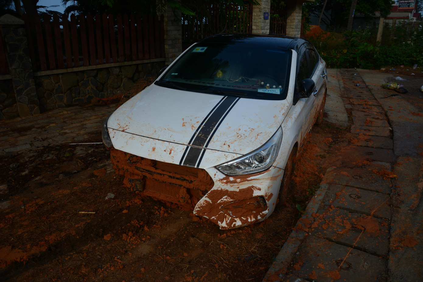 Xe taxi bị cát đỏ vùi lấp Xe taxi bị cát đỏ vùi lấp