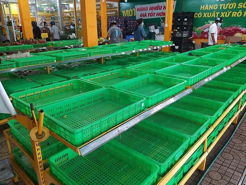 Không thể kiên nhẫn chờ đợi, chị Hạnh đến 1 cửa hàng bách hóa Xanh, cũng xếp hàng chờ lượt vào. Tuy nhiên, vào cửa hàng thì cũng các mặt hàng rau, củ, thịt, trưng cũng không còn. Chị Hạnh nói: “Tôi nghĩ cũng như lần giãn cách trước, tuy hạn chế ra ngoài nhưng chợ vẫn hoạt động đầy đủ hàng hóa nên không mua sắm dự trữ, nhưng nay chợ bị cấm hoạt động, siêu thị thì khó chen chân vào, rất khó khăn cho người dân”.