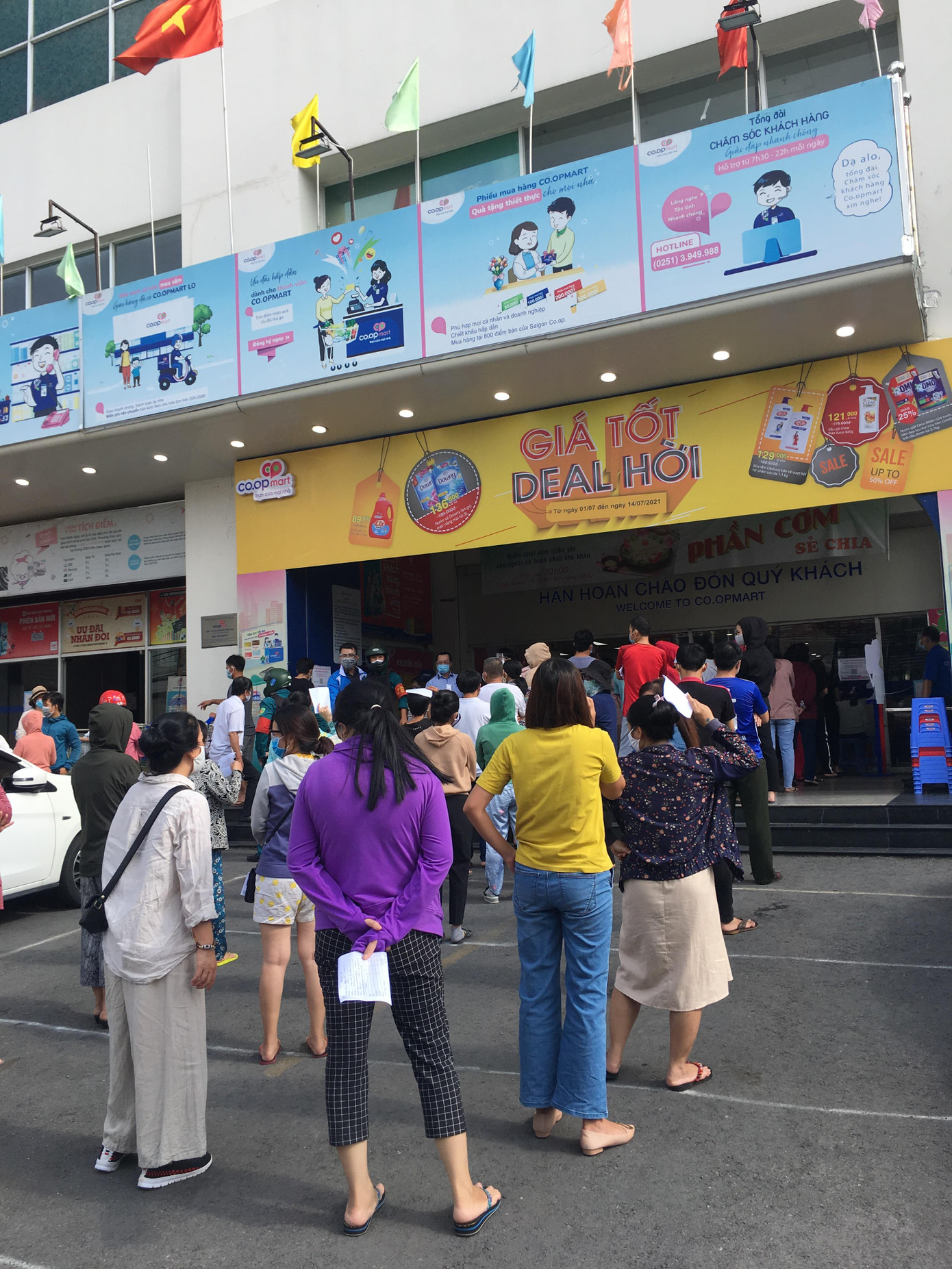Đến siêu thị Co.op Mart, thì đã đông kín 2 hàng người khai báo y tế xếp hàng dài trước siêu thị, người cuối hàng cho biết cũng đã xếp hàng hơn nữa giờ. Đại diện 1 siêu thị tại Biên Hoà cho hay, lượng khách tại siêu thị tăng gấp 3 lần so với bình thường, nên các loại rau, củ, thực phẩm không đáp ứng kịp dù siêu thị đã tăng nhập hàng lên 300% so với ngày thường.