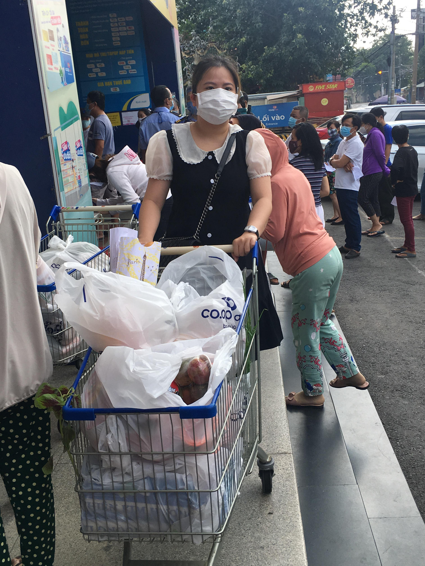 Mất gần cả giờ để vào được siêu thị mua sắm, bà Nguyễn Thị Tươi ở phường Tân Tiến, TP Biên Hoà cho hay: “Vô được siêu thị thì hàng hóa cũng cạn, không mua đủ được những thực phẩm cần thiết cho gia đình”.