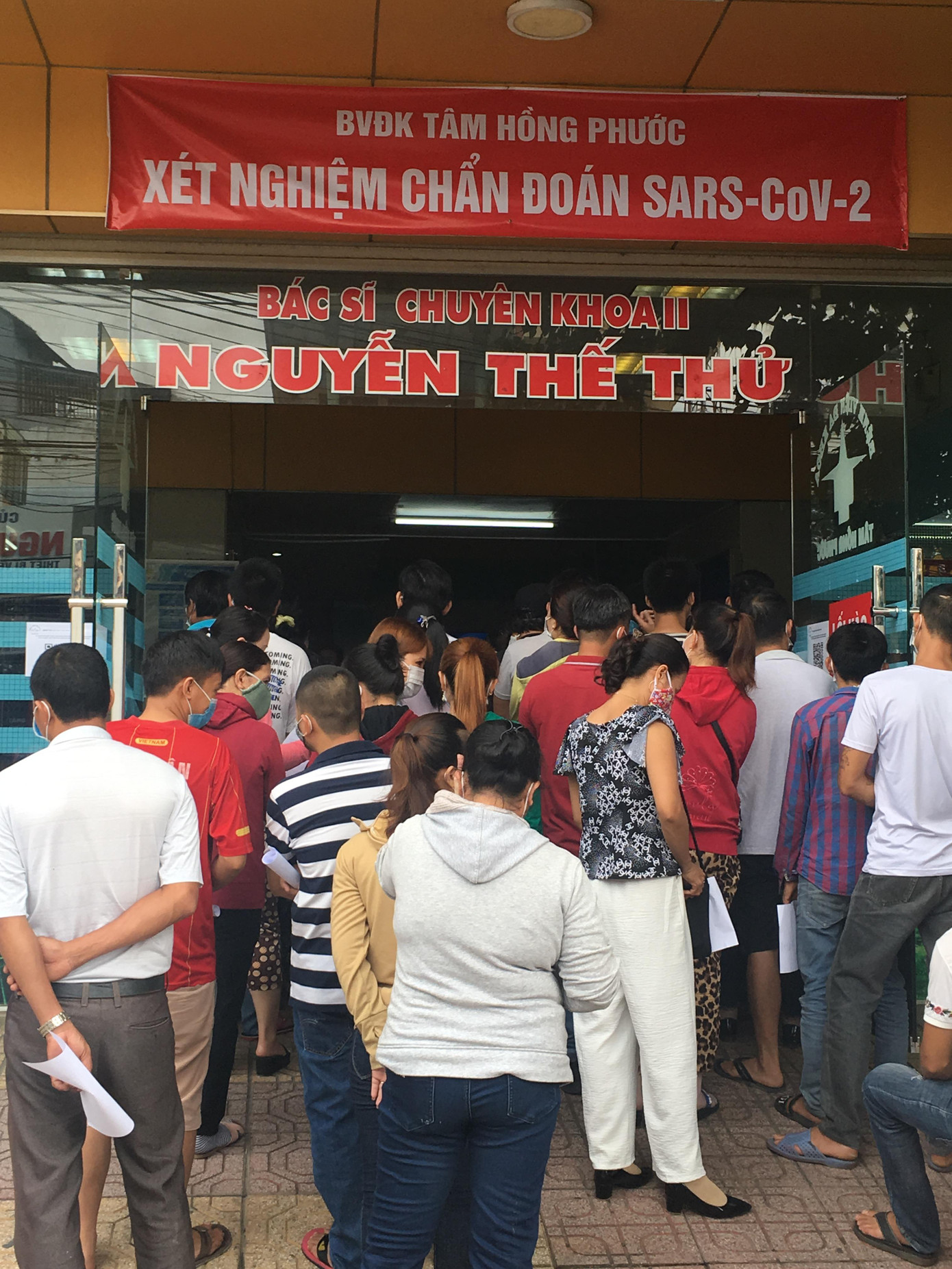 Nhiều người lo ngại trước tình trạng bát nháo này, lấy được giấy xét nghiệm xong, có khi lại lây bệnh.