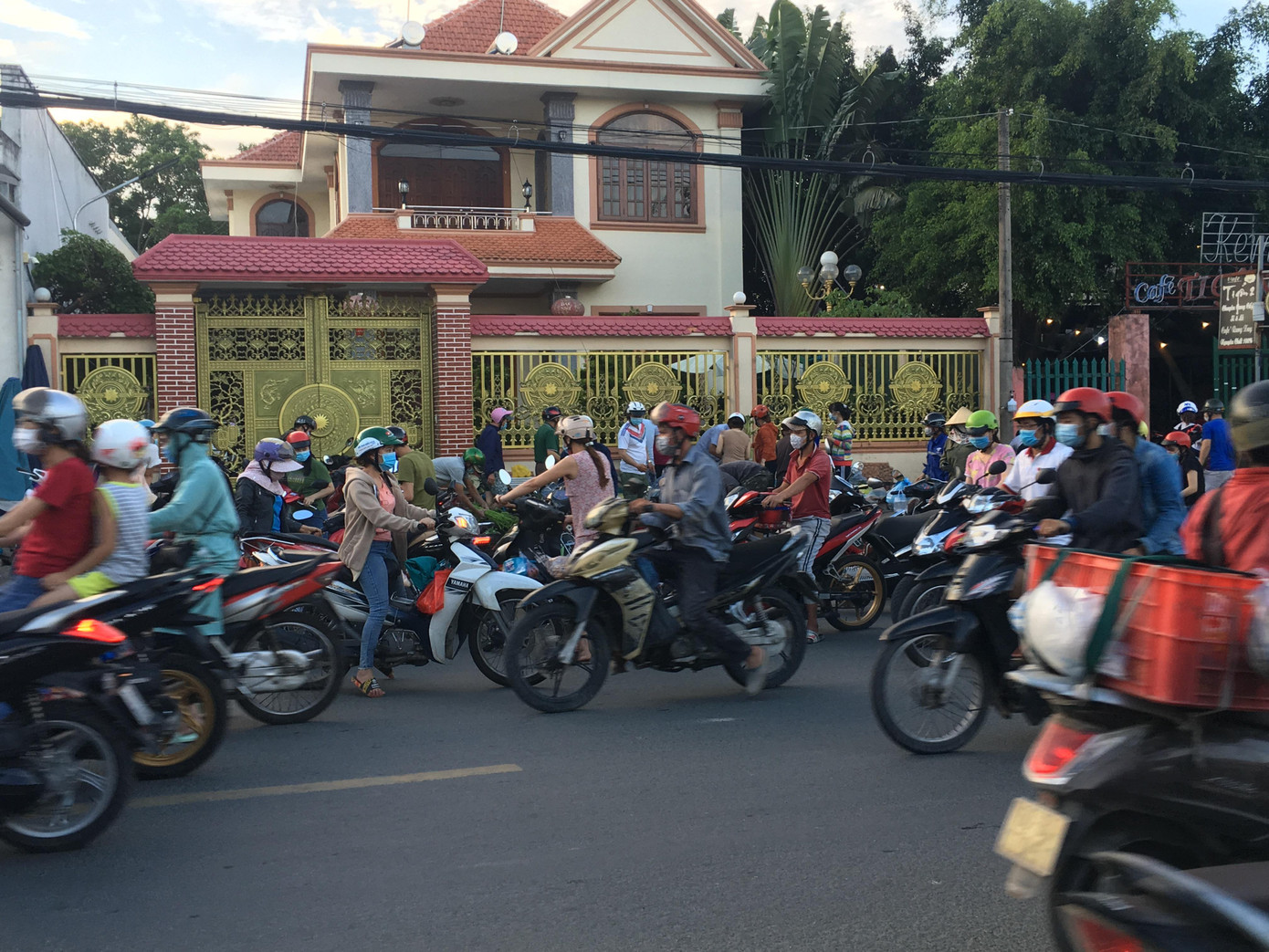 Đông người mua, bán tại chợ tạm Trảng Dài dù đã có lệnh dừng hoạt động