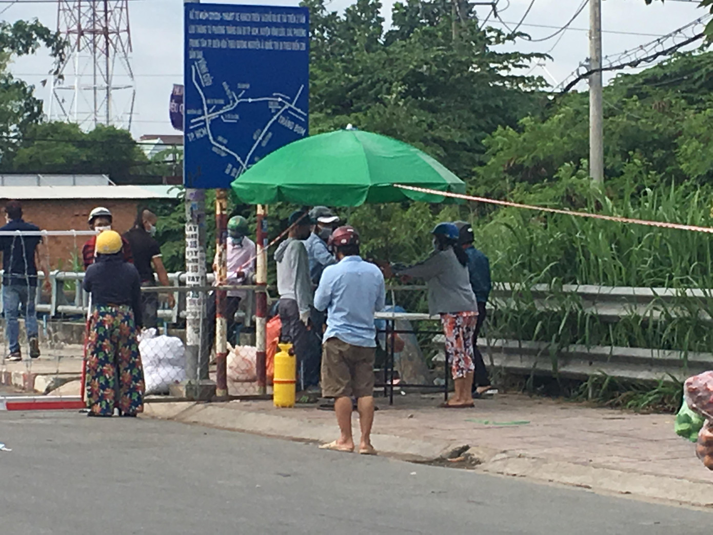 Nhiều người dân phải tìm vào nguồn tiếp tế bên ngoài hàng rào khu cách ly.