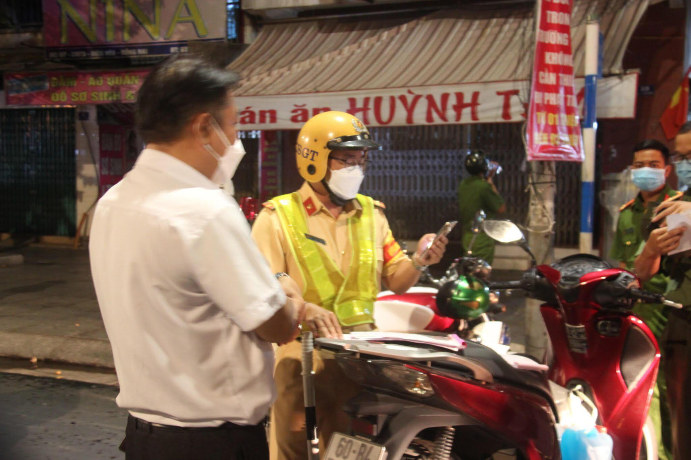 Ông H.( áo trắng) bị xử lý 2 hành vi vi phạm Ông H.( áo trắng) bị xử lý 2 hành vi vi phạm