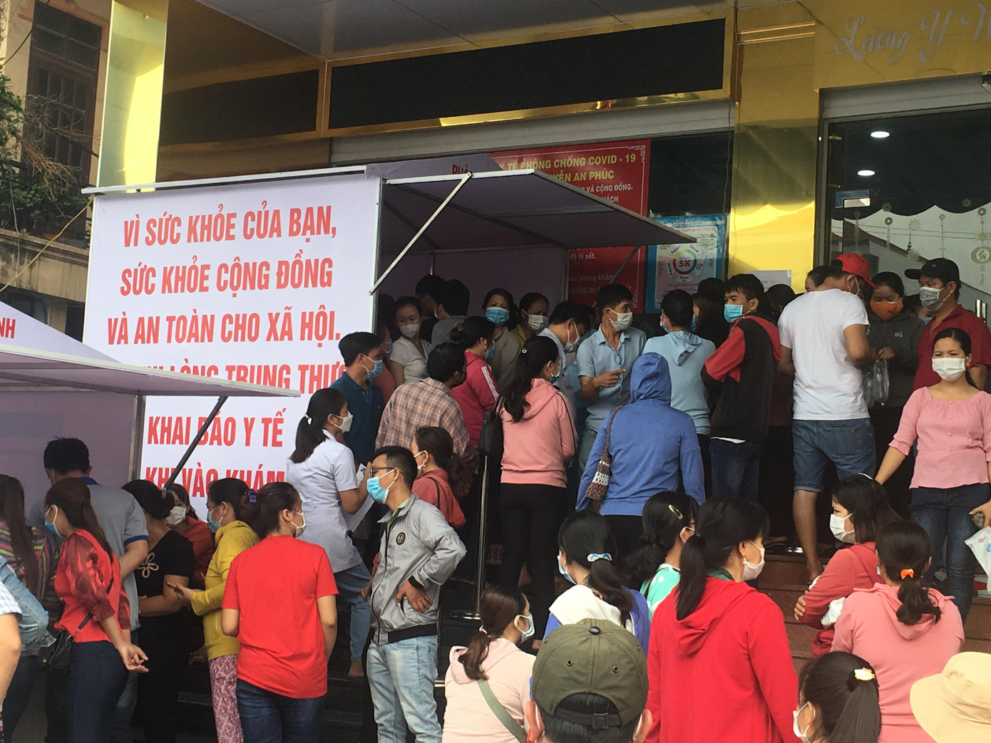 Người chờ xét nghiệm, đứng tràn xuống cả lòng đường