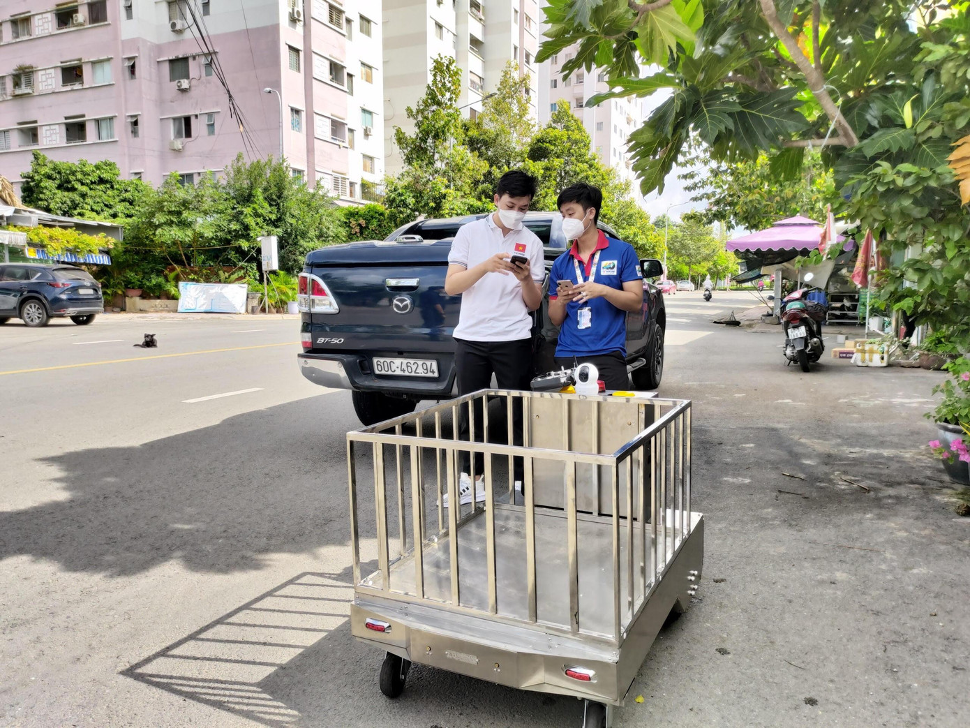 Rô bốt được dùng vận chuyển hàng vào khu cách ly Rô bốt được dùng vận chuyển hàng vào khu cách ly